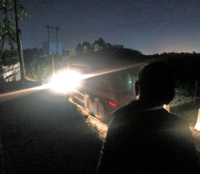 混凝土搅拌站车深夜借道1