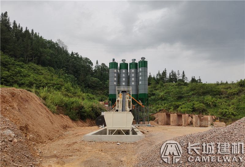 云南客户采购的长城hzs120搅拌站设备安装现场